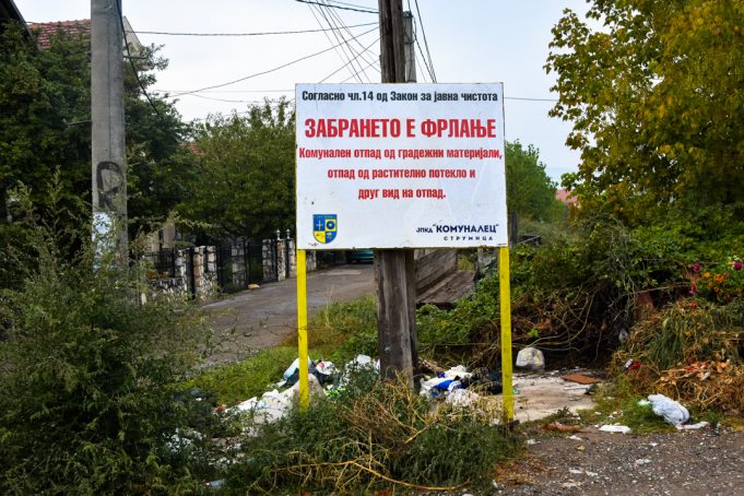 Поставување на табла за предупредување на фрлање на комунален отпад